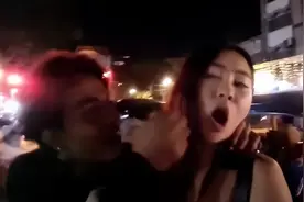 女主播直播过程中险被男人拉走？印度的街头有多不适合女性图片