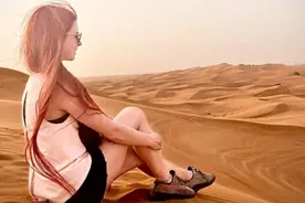 画风大变！初恋男友视角下，17岁莎莎清纯可爱，沙漠中红发飘飘图片