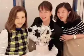 李嘉欣出院后首次露面！穿背心短裙捧蛋糕庆祝，脸色苍白强颜欢笑图片