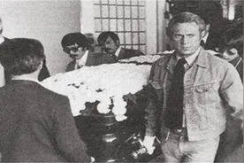 1973年李小龙离奇去世，葬礼上来了六位神秘扶灵人，他们都是谁？图片