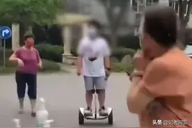 上海10岁男孩骑平衡车做核酸被拒，男孩拿刀大吼：我必须砍死他图片