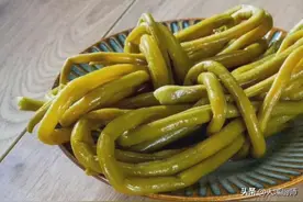 用罐头瓶快速腌酸豆角，2天腌好操作简单，又酸又脆，拌饭太香了图片