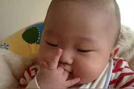 从小“吃手指”和“不吃手指”的孩子，长大后4个方面差距明显图片