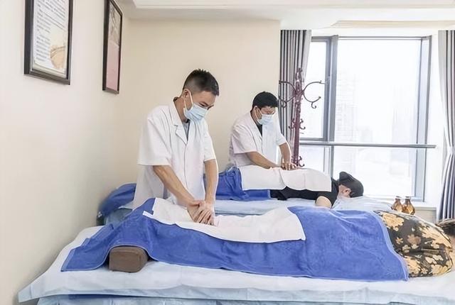 90后小伙假装盲人按摩师，专给富婆做全身服务，他：我要守住底线
