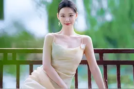 穿裙子拍照真美呀，8个优雅又自然的姿势，简单大方容易学图片