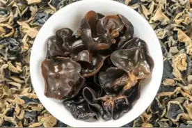 浙江大妈吃“浸泡木耳”引起中毒，浸泡的木耳，为啥会导致中毒？图片