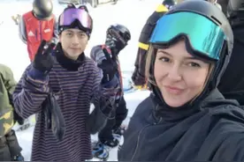 秦奋与混血美女滑雪避暑，女方神似谷爱凌，滑雪板暴露秦奋身高图片