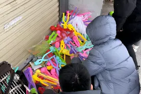 郑州的“玩雪神器”有多火？雪球夹热卖，有商家不到一天卖光库存图片