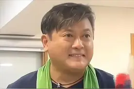 57岁知名港星魏骏杰：放弃女友娶新欢却遭离婚，今与女儿相依为命图片