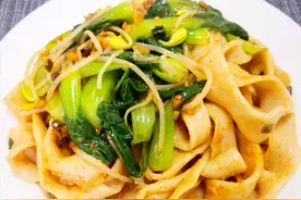 不一样的油泼面，清爽更健康，附详细裤带面做法，无需擀面很省事图片