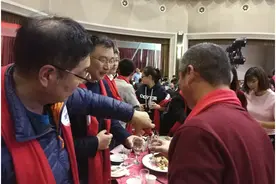 你喝一杯白的，对方应该喝几瓶啤的？要想拼酒不吃亏，牢记这3点图片