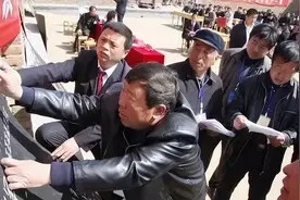 8月起，农民准备好3笔钱！村干部将挨家挨户收费，咋回事？图片