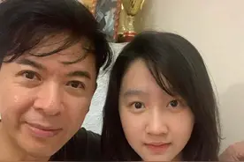 57岁TVB前实力男星晒父女合照，女儿长相甜美，被指撞脸关晓彤图片