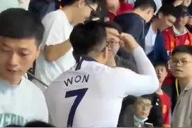 这个眼镜小哥火了！侮辱中国队球迷，遭群攻，知情人爆料其身份图片