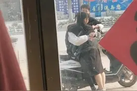 正牌男友赶到现场，女子依旧我行我素，继续和男闺蜜当众搂抱图片