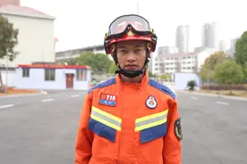 母亲和姐姐跨越千里来探亲，8年没回家过年的他哭得像个孩子图片