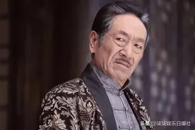 知名演员77岁王奎荣现状，白发老态，儿子上小学，妻子风韵犹存图片