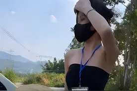 纪实：年轻女子做驾校教练，穿着清凉认真教学，学员：不愿意离开图片