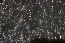 死亡花火！传说中的战争大杀器出现：俄军密集燃烧弹突破乌军阵地图片