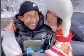 暖心，女子买房车带75岁养父环游中国，报答养育之恩图片