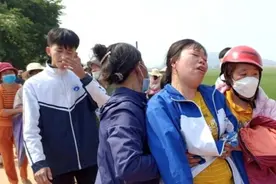 痛心！越南一个村庄一天之内5个女生死亡，全村哀悼图片