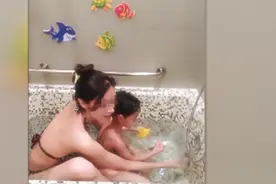 李嘉欣与儿子共浴，网友给出建议：男大避母，女大避父图片