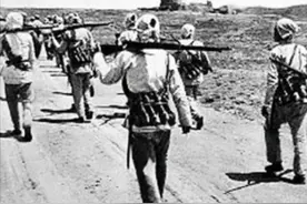 1946年，地下交通员刚准备对暗号，突然意识到：对方平时不抽烟图片