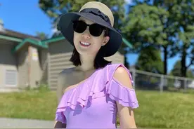 钟嘉欣罕见晒泳装照，孕期穿连体泳衣玩水太爱美，婴儿白肌肤抢镜图片
