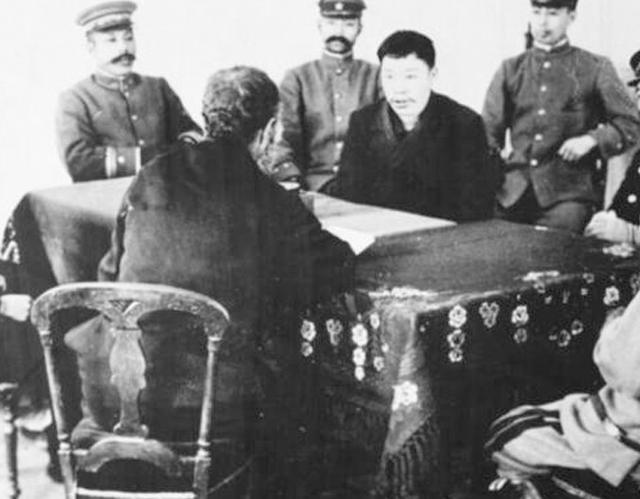 他生下来就有七个黑痣，人人都说天神下凡，长大后果然成为大英雄