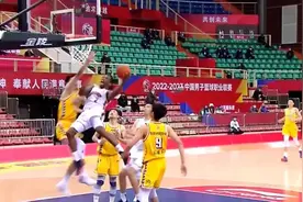 7连胜！上海久事男篮110:94轻取浙江东阳光图片