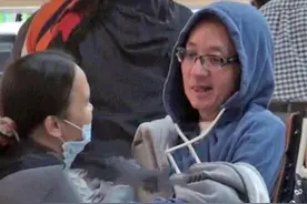 53岁知名音乐人成植物人！卧病在床仅能睁眼，姐姐悉心照顾盼奇迹图片