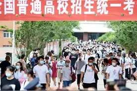 考生偷看高考试卷，记住答案后信心满满去考试，看到题目后傻眼了图片