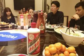 轮到敬酒，很多人支支吾吾，学会这4句敬酒词，让你成为酒桌焦点图片