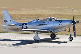 惨烈！美国航展将B-17轰炸机撞成两半的P-63，究竟是什么来头？图片