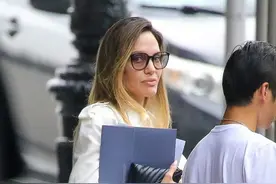 早秋风衣不会选怎么办？跟着安吉丽娜的思路来，分分钟变气质女王图片