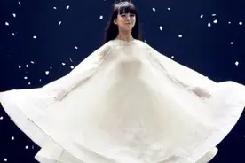 还记得在春晚转圈的小彩旗吗？她演戏去了？图片