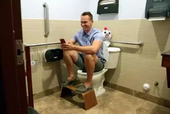 原来马桶也能“蹲着入厕”，美国男人一个小发明，让他赚了几个亿