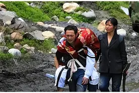 08年，一张父亲背着儿子遗体徒步25公里回家的照片，让人泪目不已图片