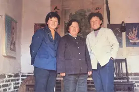 我的三个姑姑，四十年前后照片对比，虽岁月不饶人但真情永存在。图片