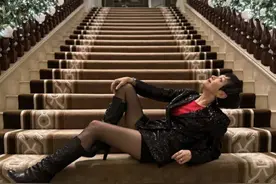 周润发前妻晒近况！为拍照躺楼梯上摆造型，腿上黑丝袜抢镜图片