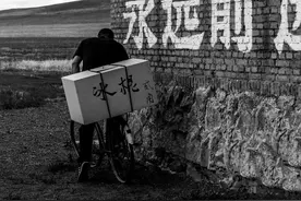 四十年前的爱情，四十年后再次见面，无言以对物似人非图片