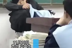 男生上课睡觉，被班主任叫上讲台抱着睡 。网友：这是学业生涯最难忘的一课图片