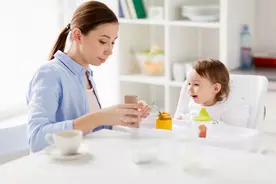 想让孩子好好吃饭，这些事情最好不要做图片