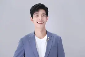 肖战直播怼脸好绝，风波过后笑容都变了样，穿一套新西装更显身材图片