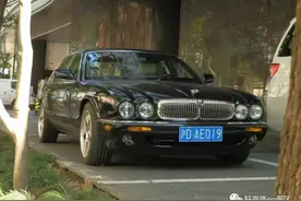 四圆灯美洲虎 丨 90年代末的捷豹XJ X308型图片