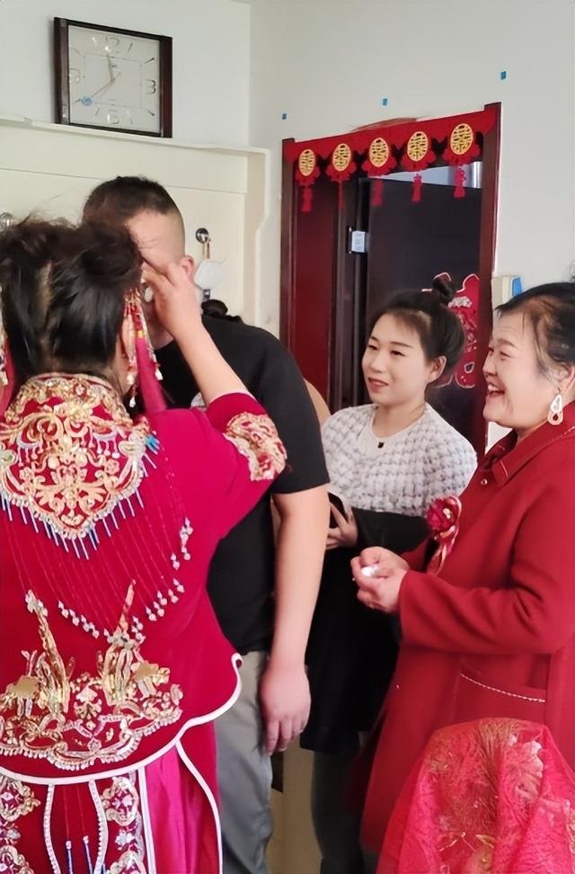 姐姐出嫁，弟弟心中不舍扑姐夫怀里嚎啕大哭，姐姐一句话逗乐众人：你姐30岁不嫁就砸手里去了
