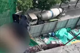 山西太原：一工人在20层楼高空作业时不慎踩空坠楼，掉到防护网摇摇欲坠图片