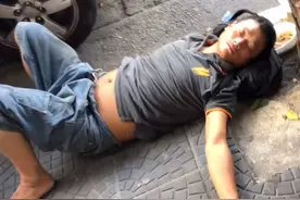 男子出国16年，被拍到巴西街头乞讨画面，父亲泪目：死也要见一面图片