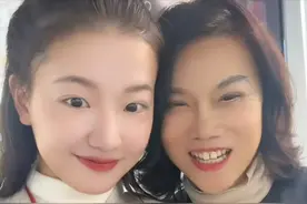 68岁董明珠暴瘦成锥子脸！模样大变认不出，与接班人挽手好似母女图片