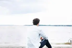 中年人的世界，没有关掉手机的自由图片